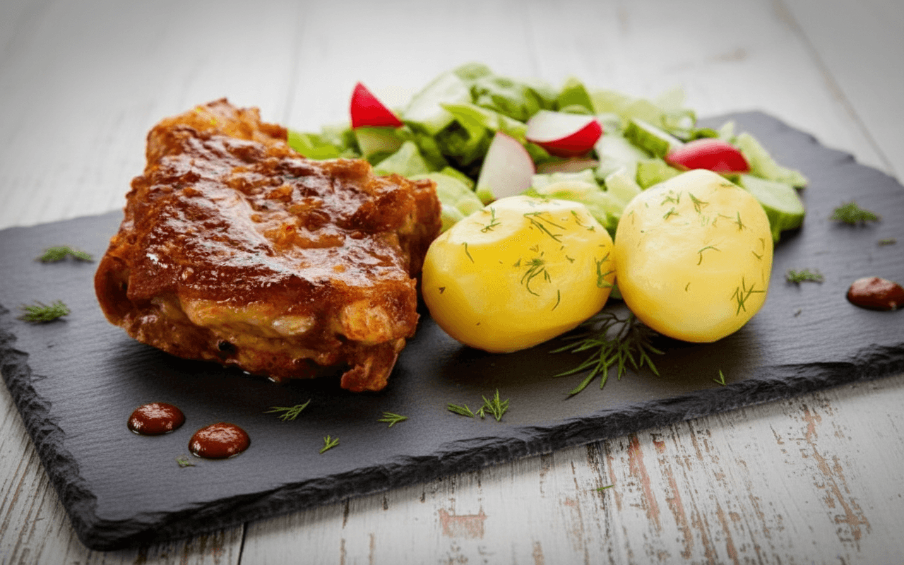 Orkaitėje kepti šonkauliukai su pomidorų padažu